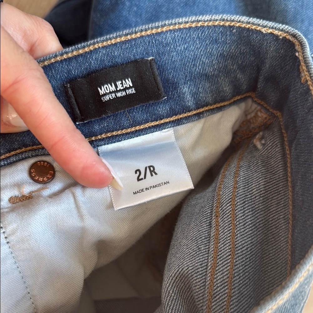 High-Waisted Button-Fly Jeans - Picture 3 of 5